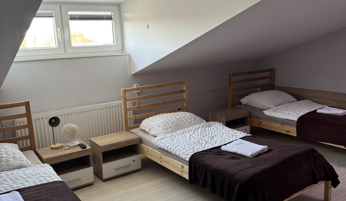 Pokój trzyosobowy z prywatną łazienką na poddaszu