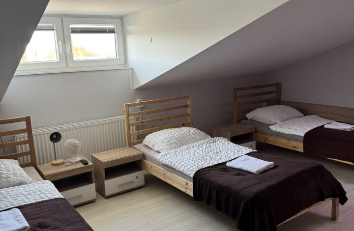 Pokój trzyosobowy z prywatną łazienką na poddaszu