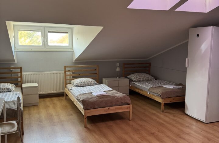 pokój czteroosobowy ze wspólną łazienką