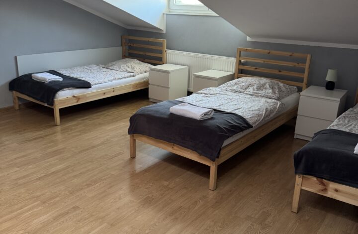 Pokój trzyosobowy ze wspólną łazienką na poddaszu