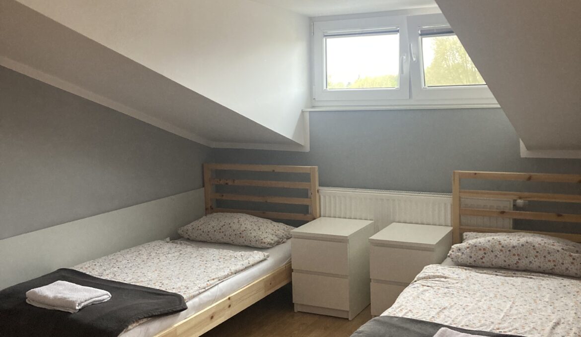 Pokój dwuosobowy z prywatną łazienką na poddaszu
