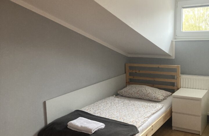 Pokój jednoosobowy ze wspólną łazienką na poddaszu